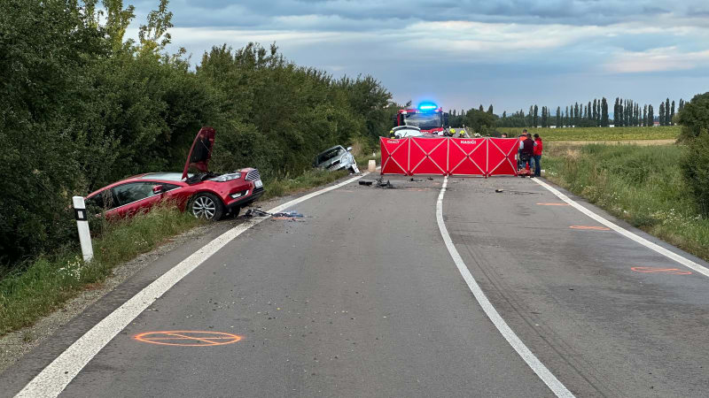 Na Nymbursku se srazilo pět vozů. Jeden člověk zemřel, záchranáři ošetřují raněné