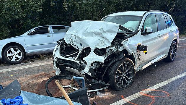 Na Nymbursku se srazily čtyři vozy a dodávka, jeden řidič zemřel, šest zraněných