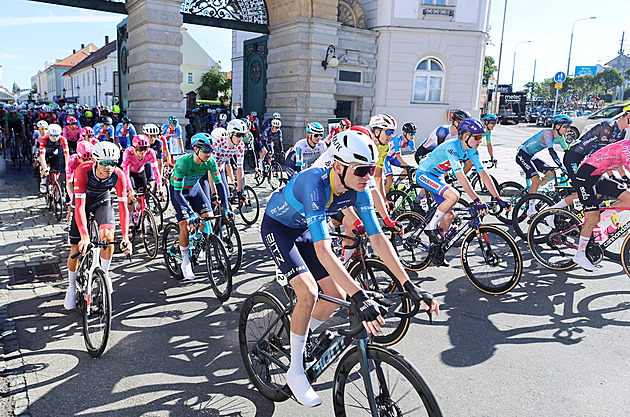 Hromadný pád při závodě na Plzeňsku. Pro zraněné cyklisty zamířily sanitky i vrtulník