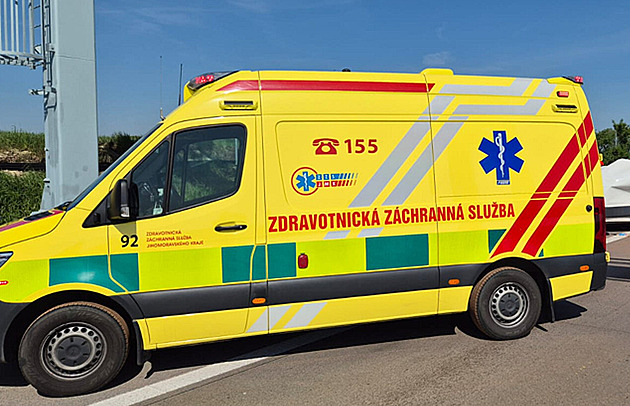 Řidič na Českobudějovicku zemřel po nárazu auta do stromu