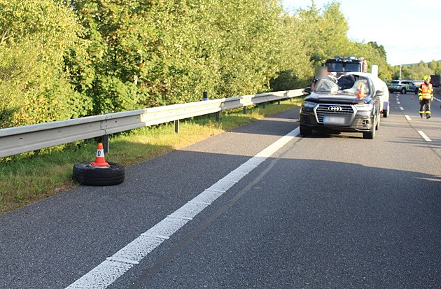 Náklaďáku za jízdy upadlo kolo a trefilo auto v protisměru, dva lidi se zranili