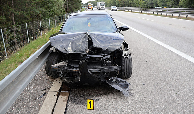 Řidič po nehodě u Humpolce nechal auto na dálnici a utekl. Nenašel ho ani psovod