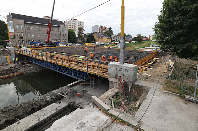 Náhrada povodní zničeného mostu v Opavě už má kostru, v září začne uzavírka