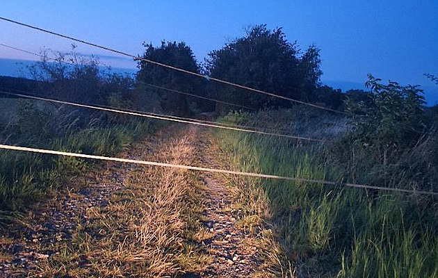 Patnáctiletého cyklistu srazily na polní cestě dráty vysokého napětí, nebyly označené