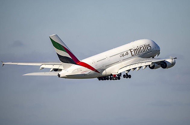 Obří Airbus A380 přerušil v Praze přistání. Manévr se podařilo natočit