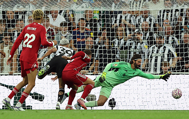 ONLINE: Newcastle - Liverpool 2:2, domácí hrají v deseti, přesto Osula vyrovnává