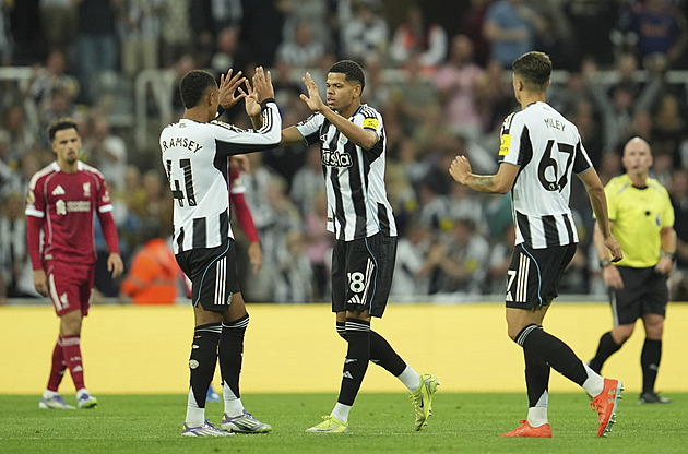 ONLINE: Newcastle - Liverpool 2:3, v nastavení zachraňuje hosty Ngumoha