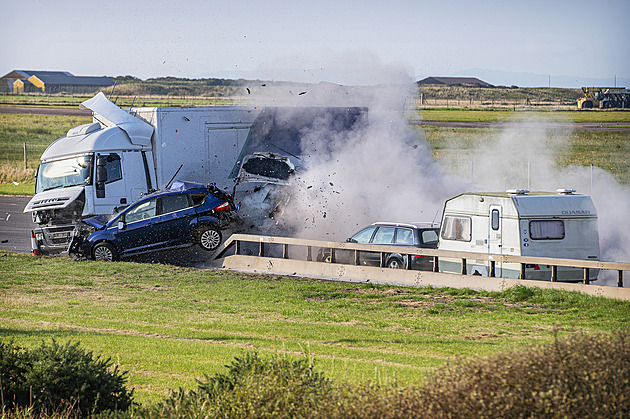 Zběsilý crashtest. Experti zkoumají průběh hromadné nehody v drsném testu