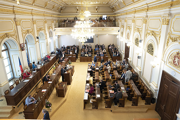 Čtyři tisíce omluvenek poslance SPD. Kdo ve Sněmovně nejvíc chyběl či mluvil