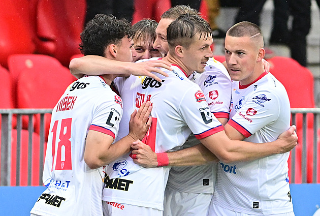 Rivalové Dědek a Pražák na pardubickém hřišti. Miliardáři mají kluby kousek od sebe