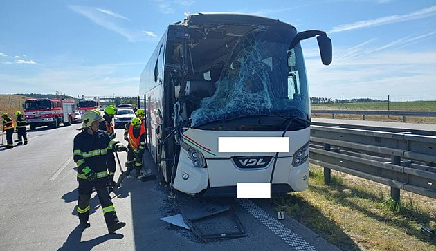 Na dálnici D1 havaroval autobus a nákladní auto, bouralo se i v koloně