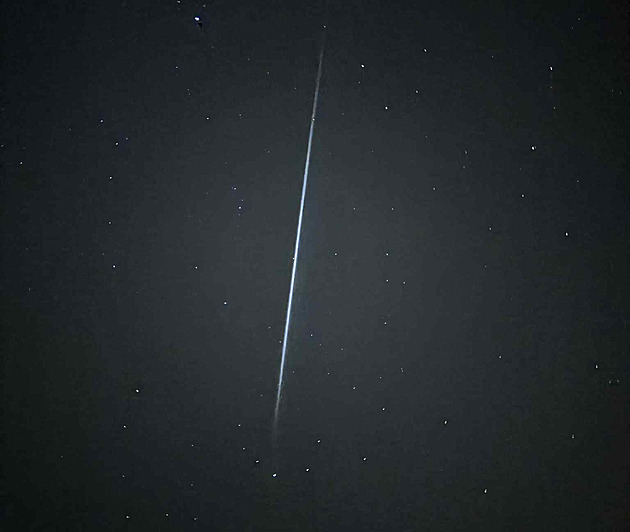Neobvyklý úkaz nad Českem. Palivo čínské rakety vytvořilo světelnou podívanou
