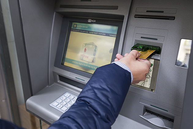 Nová past u bankomatů. Policie varuje, jak si nenechat vyluxovat účet