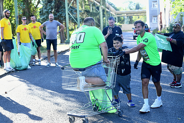 „Brzy to bude stejné.“ Sportovci uklízeli ústecké ghetto i se svým romským mluvčím