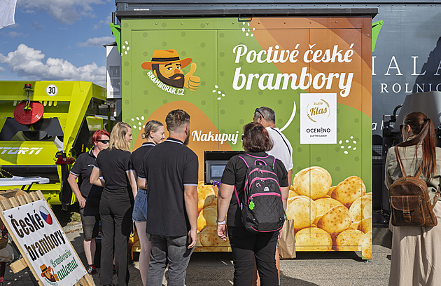 Automat na brambory vyjde na milion korun. Farmář ho sleduje přes aplikaci