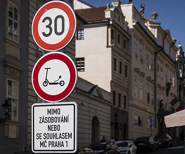 Sem elektrokoloběžky nesmí. Praha 1 je cedulemi zakázala v Nerudově ulici