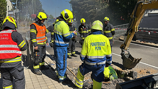 V Průhonicích navrtali plynové potrubí, nejméně 100 lidí museli evakuovat