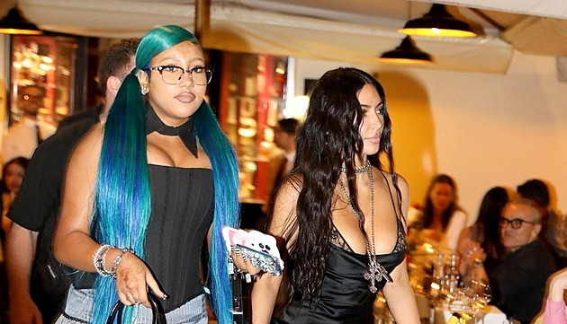Luxusní značky, modré vlasy. Dvanáctiletá dcera Kardashianové budí rozpaky