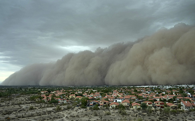 A pak se zatmělo. Arizonou se přehnal obří haboob, paralyzoval leteckou dopravu