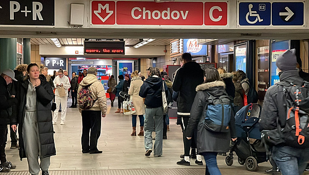Ve stanici Chodov někdo vstoupil do kolejiště a tunelu metra, část linky C stojí