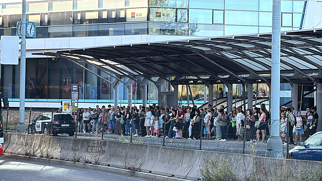 V metru na Chodově se chtěl muž projet na spřáhlu souprav. Zastavil tak část linky C