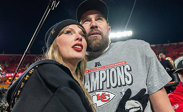 Zpěvačka Taylor Swift a americký fotbalista Travis Kelce oznámili zasnoubení