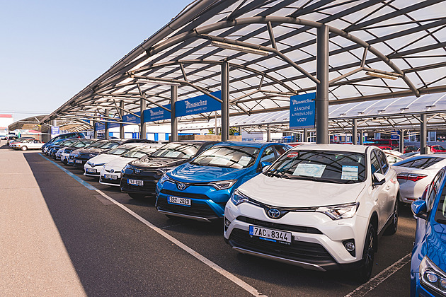 Škodu ne, radši starší BMW. Mladí řidiči jdou po statusových autech, říká prodejce