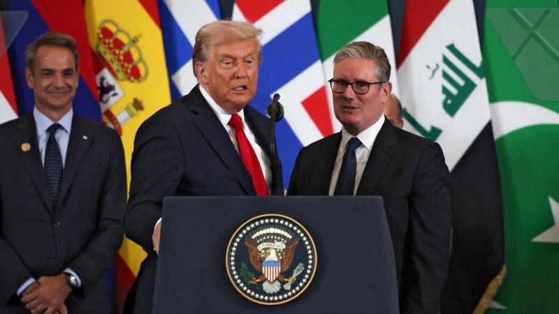 Trump ztrapnil britského premiéra v přímém přenosu. Podání ruky vystřídalo ponižující gesto