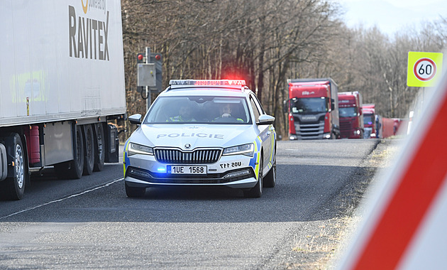 Tragická nehoda na dálnici D8 u Lovosic. Kamion srazil chodkyni, tvoří se kolony