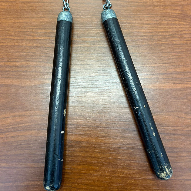 Spící bezdomovce mladík okrádal i mlátil nunčaky, jednomu odřezal kus vousů