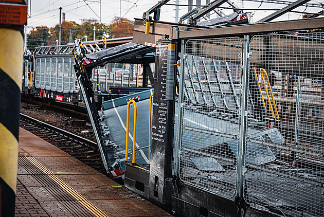 V Kolíně vykolejil nákladní vlak převážející auta, likvidace následků se protáhne