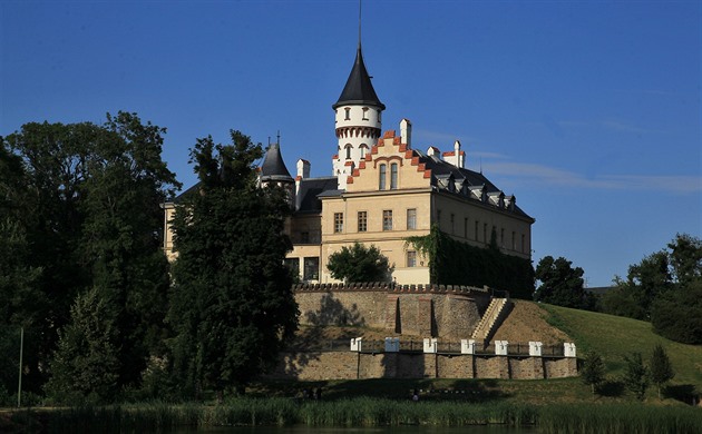 K sýpce a oranžerii na raduňském zámku přibude stodola. Památkáři vybírají stavebníka