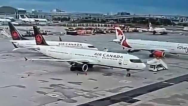 VIDEO: Boeing se při „parkování“ nevešel mezi dvě další letadla. Odnesla to křídla