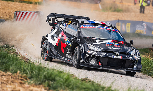 Vstup do Středoevropské rallye zvládl nejlépe Ogier, Rovanperä těsně druhý