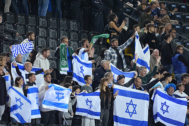 Špatné rozhodnutí. Zákaz vstupu fanoušků z Izraele kritizuje i britský premiér Starmer