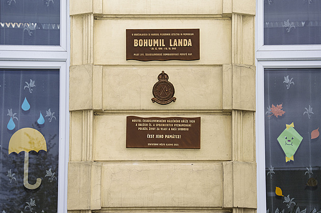 Pilota RAF připomíná pamětní deska. Jako jediný Čechoslovák létal v obou válkách