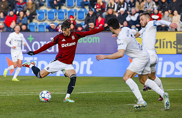 ONLINE: Slovácko - Sparta 0:0, Vindahl boxuje balon za sebe, pak odvrací Panák