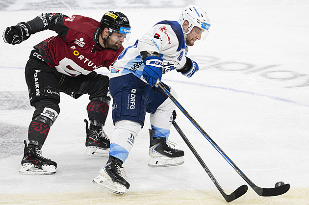 ONLINE: Sparta hájí náskok s Kometou, za výhrou míří Pardubice, Třinec i Hradec