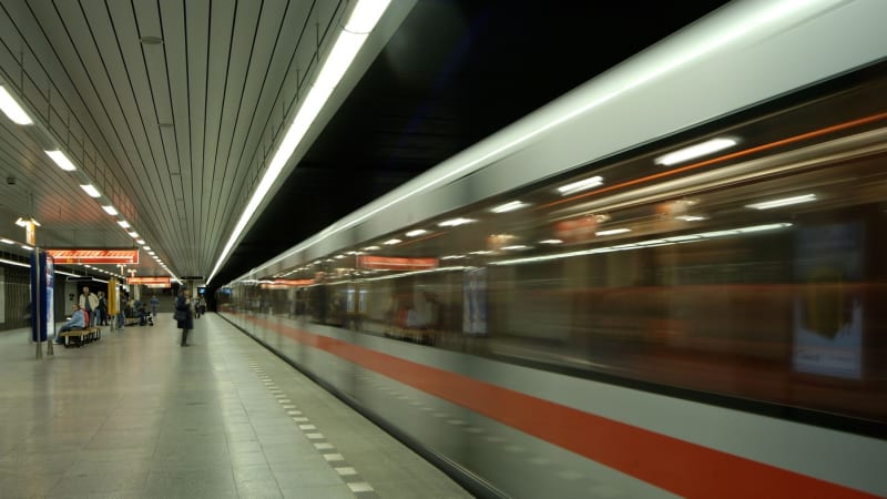 Žena skočila pod metro ve stanici Palmovka. Část linky B stojí