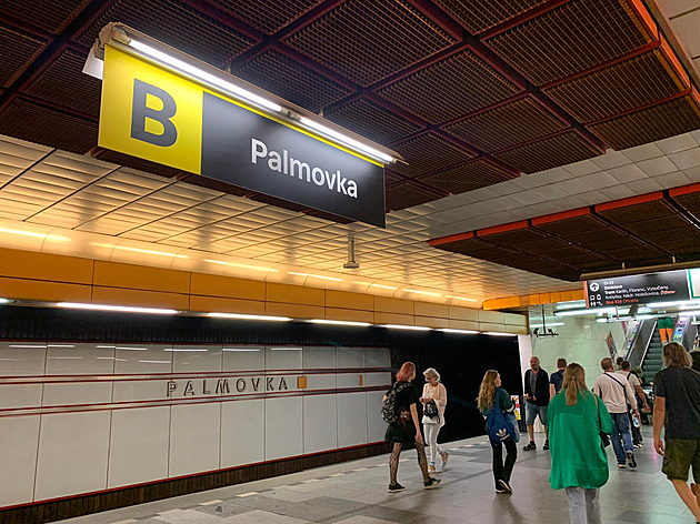 Na Palmovce skočila pod metro žena, střet nepřežila. Část linky B stojí