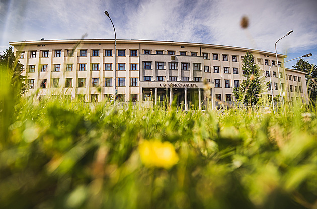 Místo mediků úředníci. Hradec chce koupit výstavní budovu fakulty