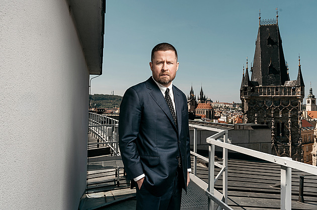 Guvernér ČNB Michl vzal přítelkyni do USA první třídou. Statisíce doplatil až zpětně