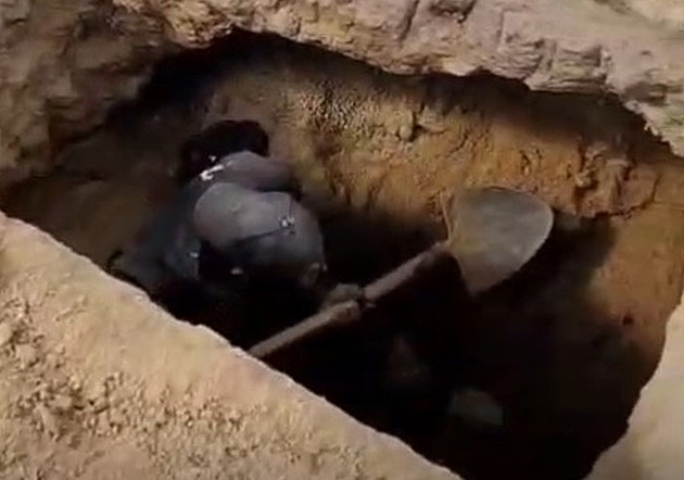 Nevadí jim tma, zima ani déšť. Kopáčům vltavínů policie rozdala tučné pokuty