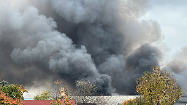 V Nehvizdech hoří průmyslová hala, třetí stupeň poplachu. Kouř je cítit i v Praze