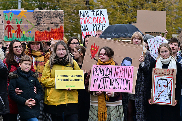 „Nezbude ani květinka!“ Protestující v Brně odmítají Macinku na životním prostředí