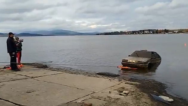 Z Lipna vytáhli auto s lidskými ostatky, může jít o deset let pohřešované Rakušany