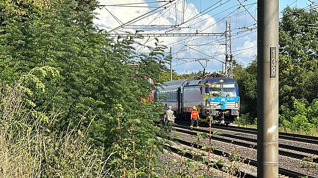 Dvě srážky vlaku s člověkem komplikují provoz na železnici, koridor u Pardubic stojí