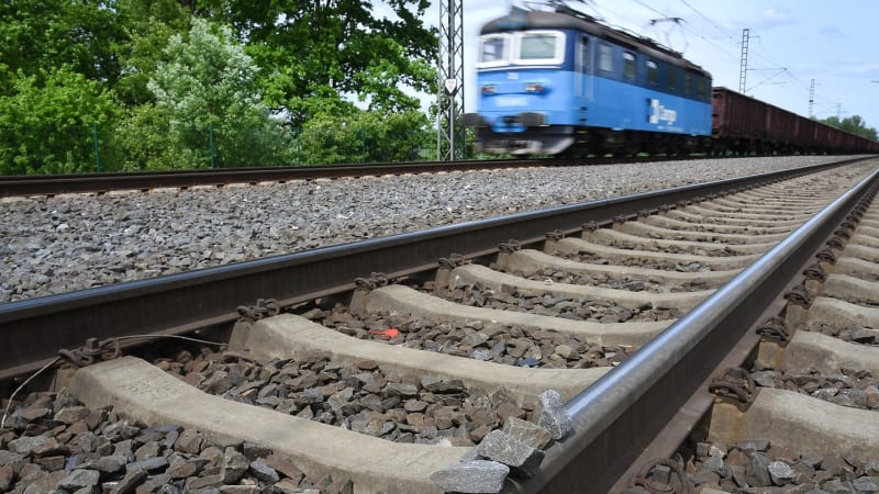 U Pardubic srazil rychlík člověka, zřejmě šlo o sebevraždu. Provoz na trati je přerušen