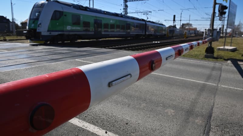 Vykolejený vlak na Příbramsku: Srazil se s nákladním vozem, s těžce zraněným letěl vrtulník