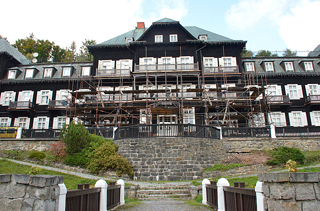 Lázeňský dům z legendární komedie má nové balkony, šplhal po nich Pavel Nový